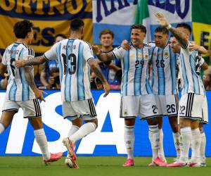 El defensa Lisandro Martínez estableció el 2-1.