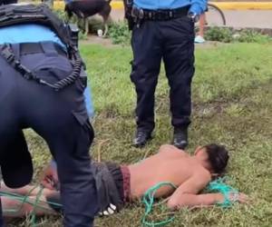 El joven fue liberado por la Policía Nacional y llevado a una posta policial de San Pedro Sula.