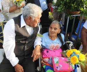 La histórica Plaza Los Dolores, en el corazón del centro de la capital, se convirtió en un escenario lleno de emociones, sonrisas y promesas de amor.