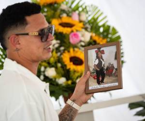 En la localidad de Catia La Mar, en el asolado estado costero de La Guaira (norte, aledaño a Caracas), Suárez homenajeó en una ceremonia fúnebre a sus familiares, quienes fueron cremados, y dedicó varias palabras a los mejores momentos que vivió con ellos y a la alegría con la que lo acompañaron tanto en los buenos como en los malos momentos.