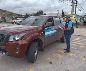Un inspector del Tribunal Superior de Cuentas (TSC) hace el proceso de supervisión en la colonia Cerro Grande, en la capital, salida al departamento de Olancho.
