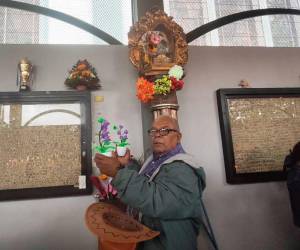 Don Julio agradece una segunda oportunidad de vida y honra su promesa con flores, este testimonio refleja la devoción a la Virgen de Suyapa, patrona de Honduras.