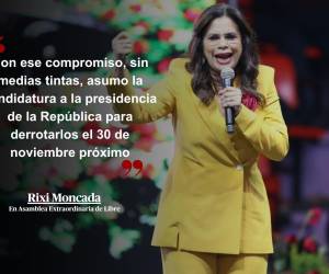 Con el puño en alto y envuelta en banderas rojinegras, Rixi Moncada fue ovacionada por cientos de simpatizantes de Libre en el Nacional de Ingenieros Coliseum en Tegucigalpa, donde selló su promesa de representar al pueblo en las urnas. Desde el estrado, Moncada habló a una multitud que coreaba “¡No volverán!”, en un ambiente de fervor político.