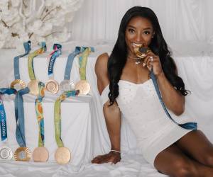 Simone Biles reapareció públicamente desde un hospital, donde se realizó un procedimiento médico acompañada por su pareja, Jonathan Owens.