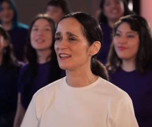 Lo que la Secretaría de Cultura en México tenía pensado como un acto de visibilidad para las mujeres en el deporte terminó siendo, paradójicamente, el detonante de una de las polémicas más ruidosas de la escena musical mexicana en lo que va del año. Julieta Venegas, la cantautora tijuanense, con décadas de trayectoria y varios Grammy Latinos en su historial, se vio atrapada en medio de un cruce de fuego donde convivieron el debate feminista, el hartazgo político y el humor ácido de las plataformas digitales.
