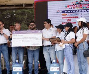 También se brindó un apoyo economcio de 100,000 lempiras a la asociacion.