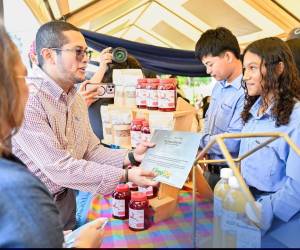 La ministra de Educación, Arely Argueta, conoció en persona los diferentes proyectos que presentaron los estudiantes durante la Agroferia.