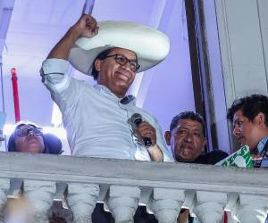 Al conocer estos resultados, Sánchez salió a un balcón de la emblemática Plaza San Martín