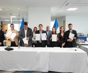 Autoridades de la SDE junto con delegados de organizaciones del sector privado sostuvieron una reunión para conformar esta mesa.