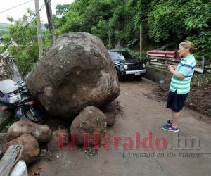 En la colonia Smith, la roca quedó al borde del muro de una casa.