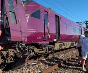 Una colisión de dos trenes cerca de Bedford (centro de Inglaterra) ha dejado este viernes al menos una persona fallecida, identificada como el maquinista de uno de los convoyes, y decenas de heridos, según confirmaron las autoridades británicas.