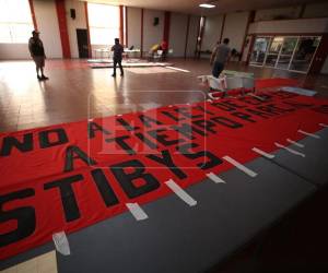 Trabajadores ya elaboran pancartas y mantas con mensajes de exigencia, plasmando en cada trazo las demandas que llevarán a las calles este 1 de mayo, Día del Trabajador hondureño.