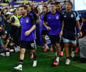 Lionel Messi comenzó como suplente con la selección de Argentina ante Jordania.