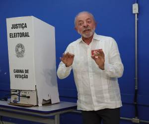 Lula opinó que este domingo, el electorado decide si se respeta la bandera brasileña o si elige a un grupo político que quiere gobernar con la bandera estadounidense.