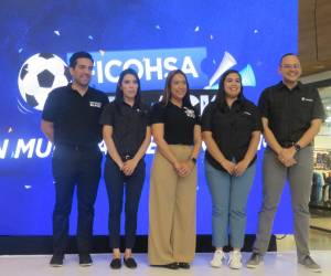 Representantes de Ficohsa que asistieron a la presentación de la promoción “Ficohsa in Black”.