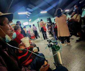 Abarrotado luce este martes el Instituto Nacional Cardiopulmonar, conocido como Hospital El Tórax, donde numerosos capitalinos acudieron en busca de atención médica por problemas respiratorios.