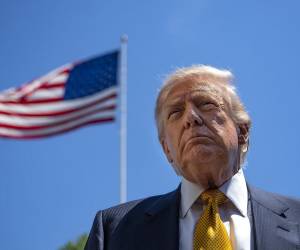 Trump descendió del Air Force One a las 20.08 hora local y levantó el puño ante las cámaras mientras sonaba la banda militar antes de dirigirse a la caravana oficial.