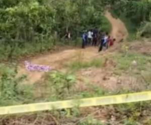El cadáver del hombre fue encontrado en la calle principal de la comunida.