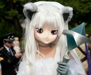 Furry viene de Furscience, la web del Proyecto Internacional de Investigación Antropomórfica (IARP) el término “describe a una comunidad heterogénea que engloba a artistas, escritores, jugadores y aficionados al rol”. La comunidad furry está ligada a otros grupos de ocio alternativo, como el rol o el cosplay.