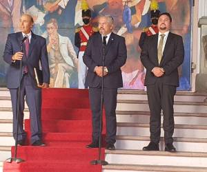 Llorens brindó unas palabras y respondió algunas preguntas de la prensa, pero cuando se le consultó sobre las funciones que le serían asignadas por el gobierno de Castro, volteó hacia Enrique Reina y este respondió.