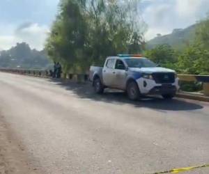 Agentes de la Policía Nacional (PN) llegaron al sitio y acordonaron la escena. El puente permanece completamente cerrado al paso de personas y vehículos.