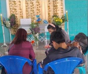 Familiares, amigos vecinos y compañeros lamentan la terrible muerte de Johnny Neptaly Gómez Vásquez.