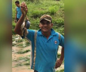 Un yoreño sostiene en su mano un grupo de peces que habría recogido tras la lluvia.