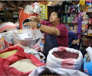 Frijol rosado, frijol rojo y maíz blanco reportan incrementos importantes, golpeando aún más la ya golpeada economía de las familias hondureñas.