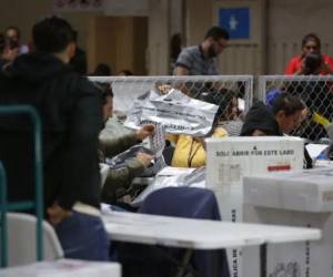 En el escrutinio especial se revisan aquellas actas que presentan errores, por lo que no pudieron ser divulgadas ni sumadas a los candidatos en el proceso de elección. El proceso es manual.