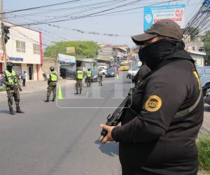 Agentes de la ATIC y fiscales del Ministerio Público ejecutan allanamientos simultáneos en Francisco Morazán y Choluteca contra una estructura vinculada a extorsión y narcotráfico.