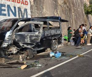 Un nuevo accidente de tránsito registrado en la carretera CA-5 volvió a generar alarma en el departamento de Comayagua, luego del volcamiento de un microbús en el sector de la Cuesta de la Virgen.