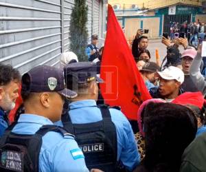 Colectivos de Libre agredieron a Rolando Contreras, hermano de Roberto Contreras frente al CNE.