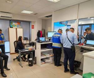 Miles de conductores continúan sin recibir licencias físicas mientras la DNVT enfrenta atrasos en compras internacionales.