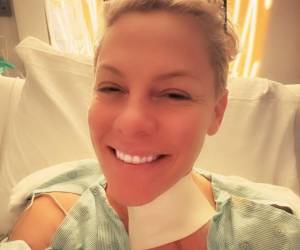 La artista Pink comenzó 2026 en un quirófano. La intérprete de 'Just Give Me a Reason' compartió este miércoles una imagen desde su cama hospitalaria donde reveló que se sometía a una operación para reemplazar dos discos cervicales.