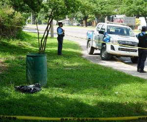 Según testigos, el barril fue colocado en el lugar a plena luz del día. Personas que transitaban por el lugar hicieron el dantesco hallazgo.
