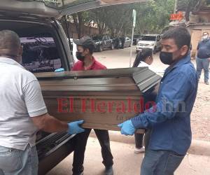 La familia del fallecido llegó a la morgue para reclamar sus restos.