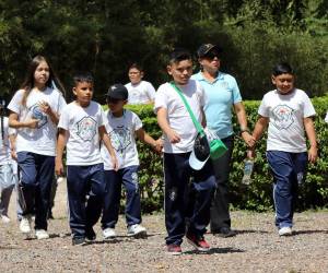 Los alumnos de las Escuelas Amigables con el Ambiente avanzaron a paso firme hacia el cerro Juana Laínez para protagonizar la jornada de reforestación de la Semana 9 y reafirmar el compromiso de devolverle el aire limpio al Distrito Central.
