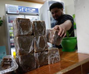 Vendedores aseguran que la rapadura de dulce se posiciona como uno de los productos más solicitados durante diciembre,