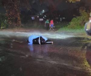 La víctima quedó tendida a mitad de la calle mientras caía una intensa lluvia en la zona norte.