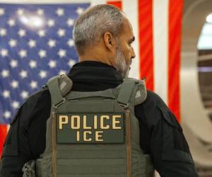 Los congresistas extienden las denuncias a la instalación del ICE en Orlando, donde hasta 80 personas pasan días en celdas abarrotadas y con grilletes 16 horas al día.