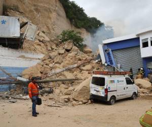 Las primeras investigaciones apuntan precisamente a que una filtración constante de agua habría debilitado progresivamente la estructura del cerro.