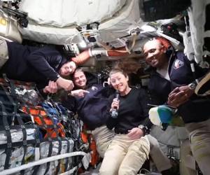 Imagen distribuida por la NASA que muestra a los cuatro astronautas de Artemis II dentro de la nave Orión.