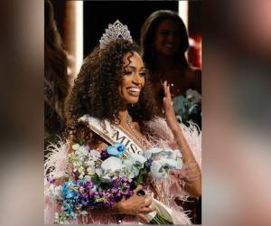Miss Virginia Justus Kelley se convirtió en la primera madre y primera mujer casada en ganar el título de Miss USA, al alzarse con la corona de la 75ª edición del certamen realizado la noche del jueves.
