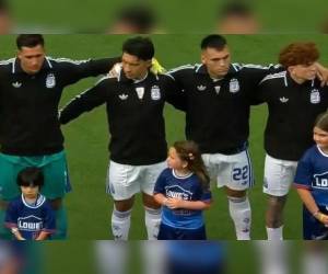 Los futbolistas argentinos reaccionaron con sorpresa y desconcierto cuando, durante la ceremonia previa al partido ante Honduras, comenzó a sonar Bombón Asesino en lugar del himno nacional de su país.