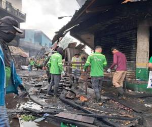 En cenizas quedaron los locales del conocido mercado Medina.