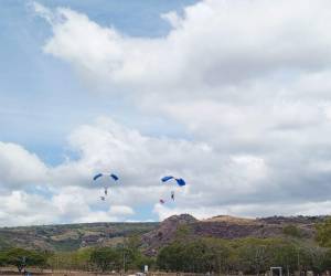 Los nueve paracaidistas de las FF AA brindaron un show para las familias hondureñas en el Campo de Parada Marte