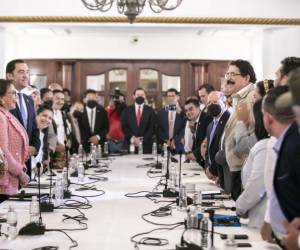 Con una sonrisa en sus rostros cerraron la reunión los diputados, la presidenta y otras autoridades de su gabinete.