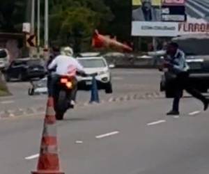 Un joven motociclista fue detenido por la Policía Nacional luego de ser noqueado por un cono de tránsito cuando no obedeció a las autoridades a la señal de parada durante el operativo.