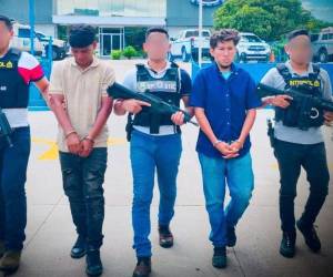 Brayan Adolfo Gómez Baquedano, de 22 años de edad, de oficio asesor financiero, y Mario Abisaí Cañada Rodríguez tras ser arrestados por agentes de la Dirección Policial de Investigaciones (DPI).