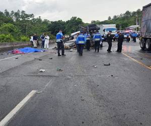 El accidente vial ocurrió a eso de las 4:20 de la tarde del miércoles, cuando una grúa colisionó con un bus de la Policía Nacional (PN), en el que viajaban 35 miembros de esa institución.